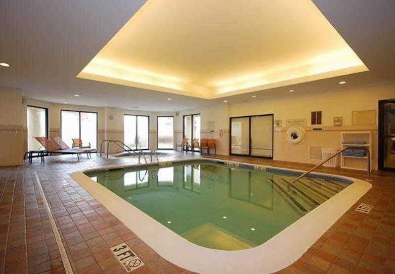 Courtyard Boston Raynham Hotel Екстериор снимка